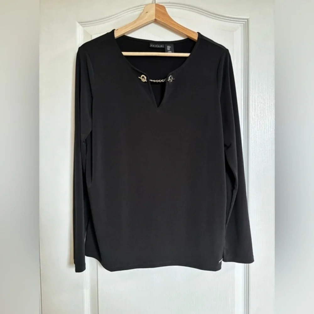 TAHARI Silver Clasp  Top